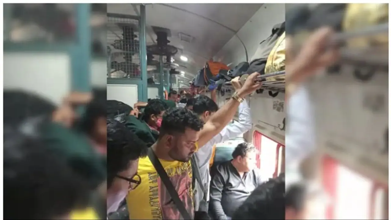 കൺഫേം ടിക്കറ്റുണ്ടായിട്ടും ഒരു മിനിറ്റ് പോലും ഇരിക്കാൻ സീറ്റില്ല; ട്രെയിൻ യാത്രയിലെ അനുഭവം വിശദീകരിച്ച് യുവാവ് കൺഫേം ടിക്കറ്റുണ്ടായിട്ടും ഒരു മിനിറ്റ് പോലും ഇരിക്കാൻ സീറ്റില്ല; ട്രെയിൻ യാത്രയിലെ അനുഭവം വിശദീകരിച്ച് യുവാവ്