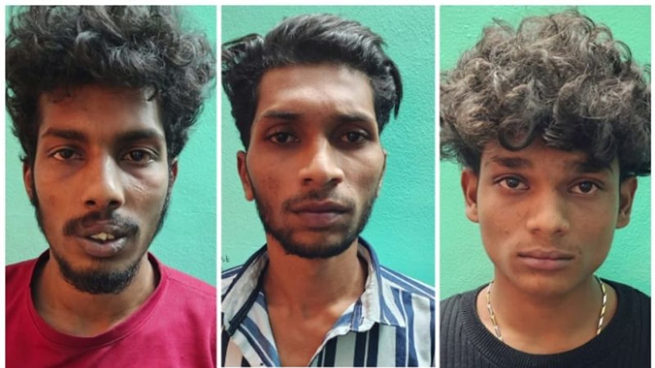 കട പാതി ഷട്ടറിട്ട് ജീവനക്കാർ തൊട്ടടുത്ത കടയിൽ പോയി; പട്ടാപ്പകൽ കവർന്നത് 2 ലക്ഷം രൂപ; പ്രതികൾ പിടിയില് കട പാതി ഷട്ടറിട്ട് ജീവനക്കാർ തൊട്ടടുത്ത കടയിൽ പോയി; പട്ടാപ്പകൽ കവർന്നത് 2 ലക്ഷം രൂപ; പ്രതികൾ പിടിയില്