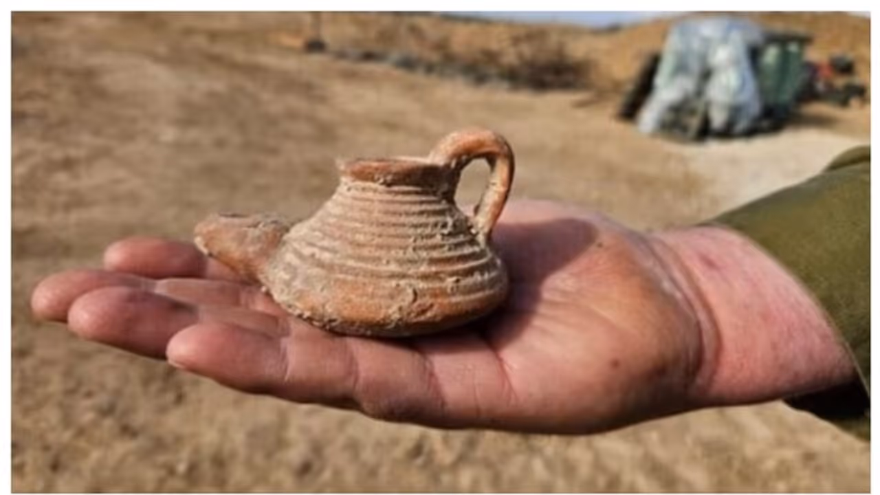 യുദ്ധത്തിനിടെ ഗാസയില്‍ നിന്നും 1500 വര്‍ഷം പഴക്കമുള്ള വിളക്ക് കണ്ടെത്തി !