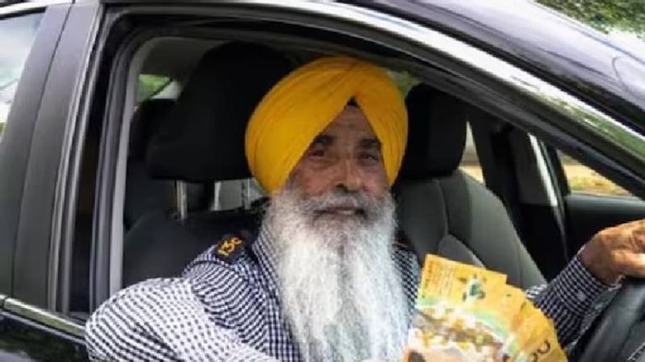 വണ്ടിയിൽ നിന്നും കിട്ടിയത് നാലുലക്ഷം രൂപ, ടാക്സി ഡ്രൈവർ ചെയ്തത്... വണ്ടിയിൽ നിന്നും കിട്ടിയത് നാലുലക്ഷം രൂപ, ടാക്സി ഡ്രൈവർ ചെയ്തത്...