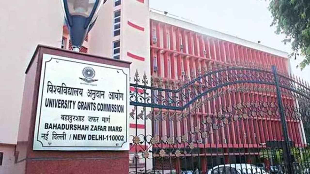 இனி எம்ஃபில் பட்டம் செல்லுபடியாகாது.. மாணவர்களுக்கு ஷாக் கொடுத்த யுஜிசி உண்மை நிலவரம் என்ன? இனி எம்ஃபில் பட்டம் செல்லுபடியாகாது.. மாணவர்களுக்கு ஷாக் கொடுத்த யுஜிசி உண்மை நிலவரம் என்ன?