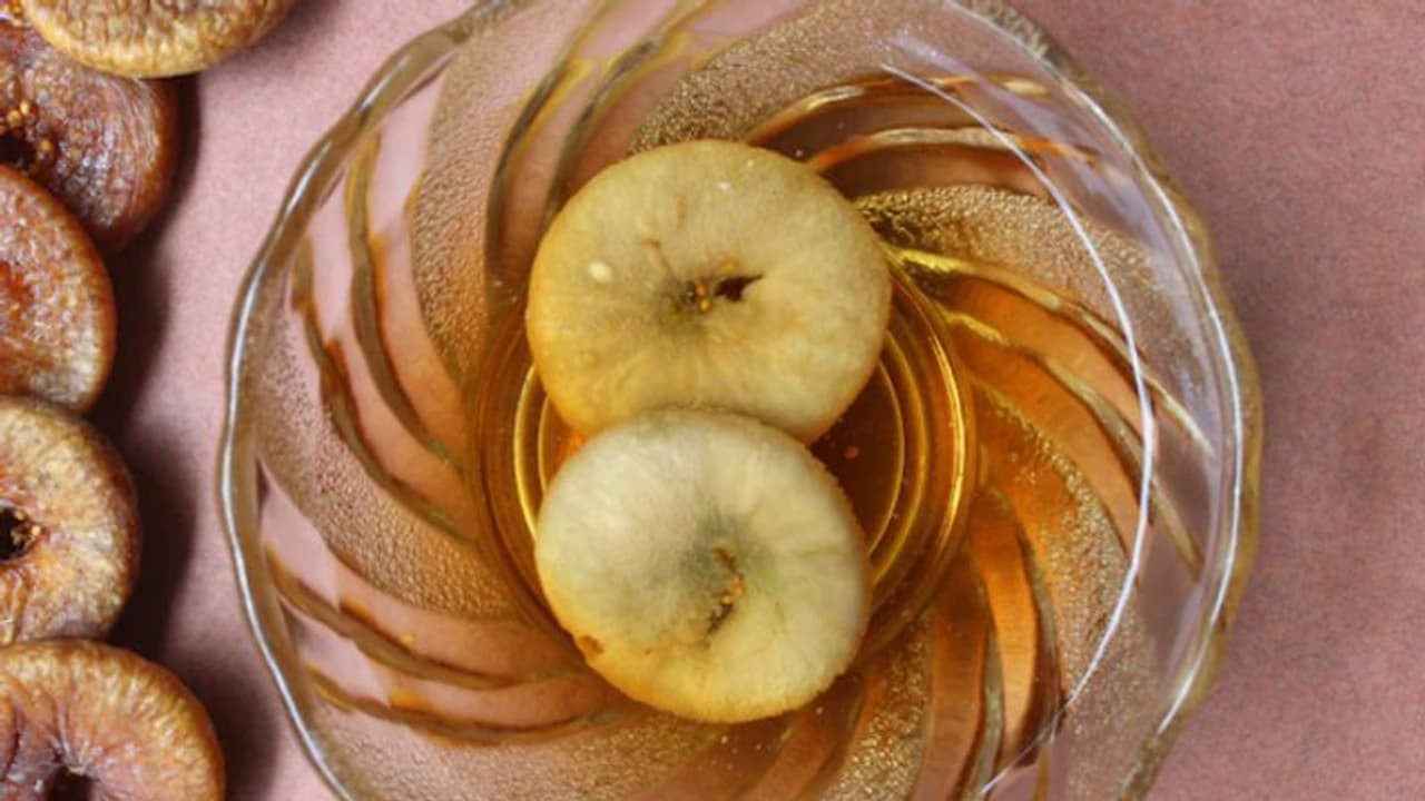 അത്തിപ്പഴം കുതിര്ത്ത് വച്ച വെള്ളം കുടിക്കൂ; അറിയാം ഈ ഗുണങ്ങള്... അത്തിപ്പഴം കുതിര്ത്ത് വച്ച വെള്ളം കുടിക്കൂ; അറിയാം ഈ ഗുണങ്ങള്...