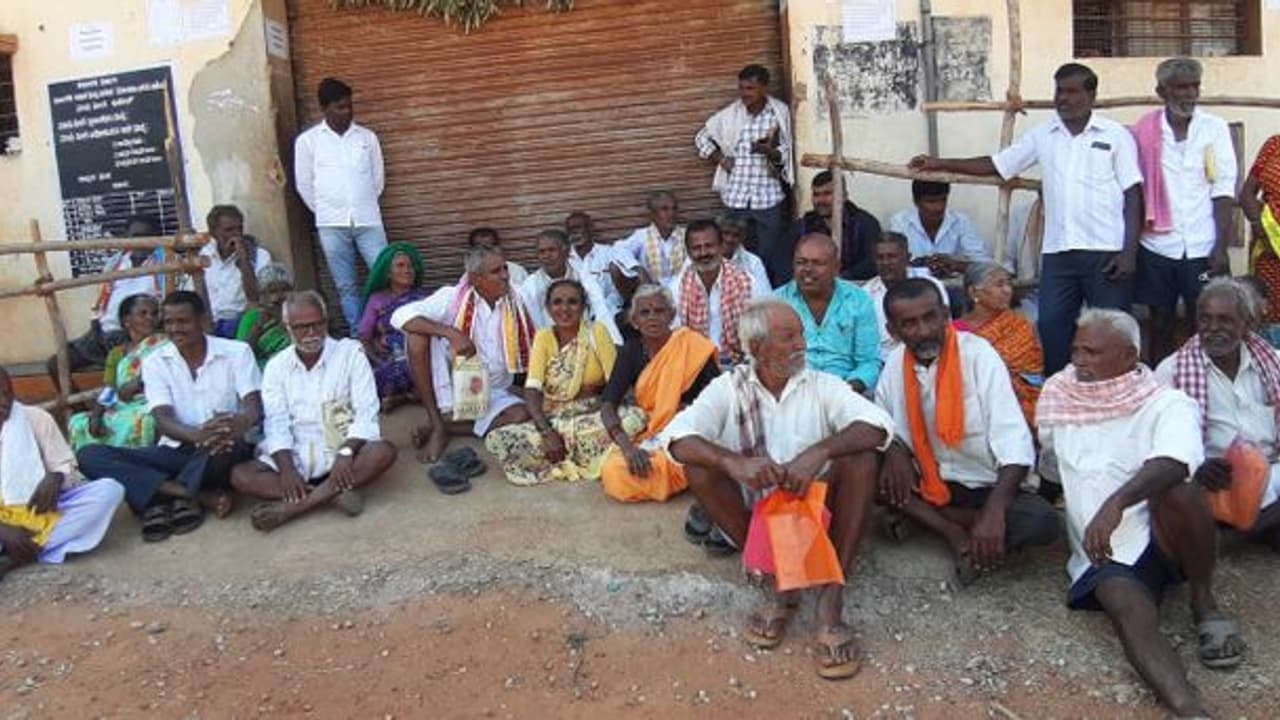 ತುಮಕೂರು : ರಾಗಿ ಖರೀದಿ ನೋಂದಣಿ ಸ್ಥಗಿತ: ರೈತರ ಪ್ರತಿಭಟನೆ