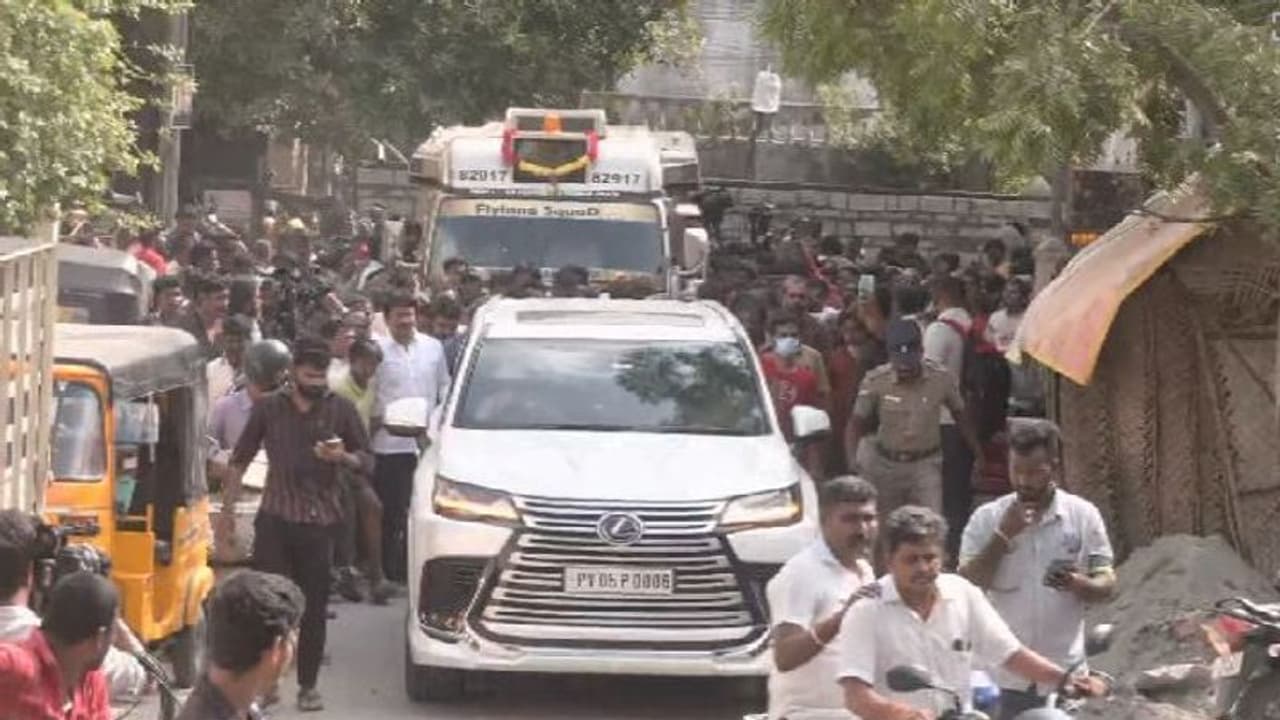 விஜயகாந்த் உடலுக்கு அஞ்சலி செலுத்த குவியும் தொண்டர்கள்... இறுதிச்சடங்கு எப்போது? முழு விவரம் இதோ விஜயகாந்த் உடலுக்கு அஞ்சலி செலுத்த குவியும் தொண்டர்கள்... இறுதிச்சடங்கு எப்போது? முழு விவரம் இதோ