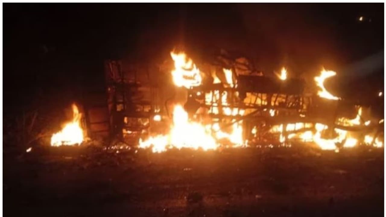 മധ്യപ്രദേശില് ബസ് ട്രക്കിലിടിച്ച് തീപിടിച്ച് കത്തി; 13 മരണം, ഫിറ്റ്നസില്ലാത്ത ബസ് ബിജെപി നേതാവിന്റേത് മധ്യപ്രദേശില് ബസ് ട്രക്കിലിടിച്ച് തീപിടിച്ച് കത്തി; 13 മരണം, ഫിറ്റ്നസില്ലാത്ത ബസ് ബിജെപി നേതാവിന്റേത്