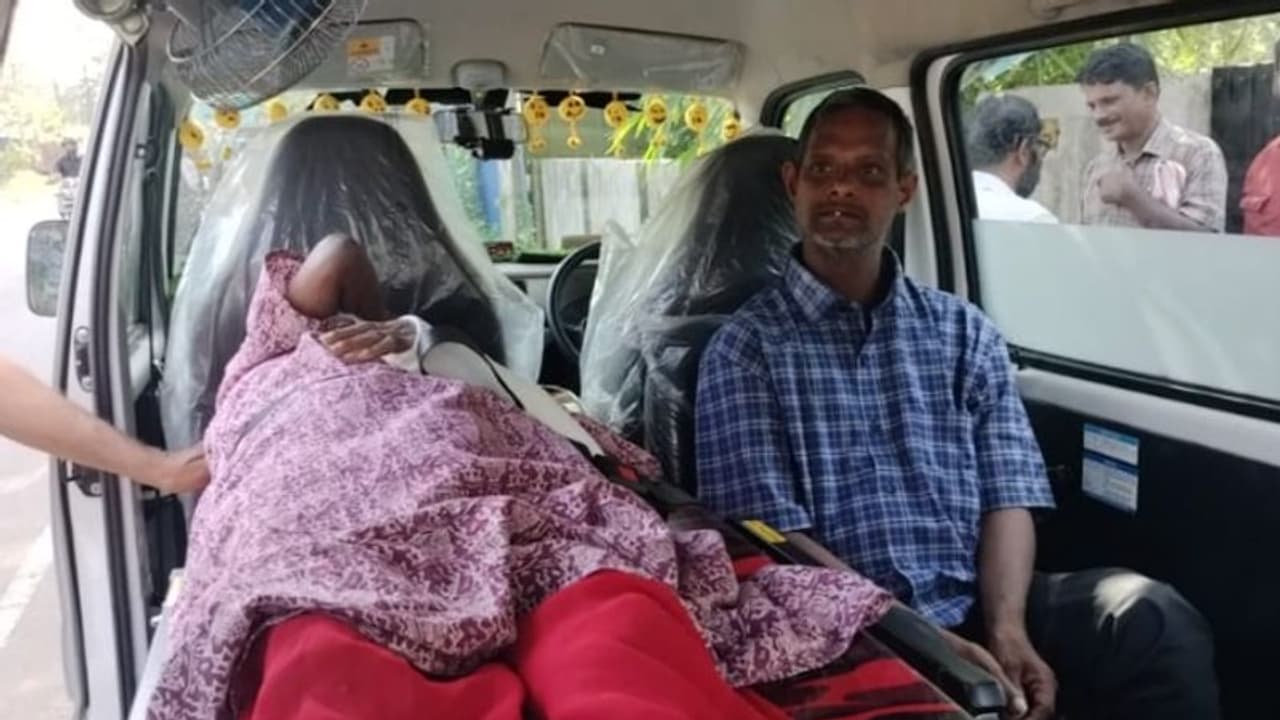 മക്കളില്ലാതെ ദത്തെടുത്തു, വൈകല്യം തിരിച്ചറിഞ്ഞിട്ടും തള്ളിയില്ല, കിടപ്പിലായ അമ്മയും മകനും ഇനി അഭയ കേന്ദ്രത്തിൽ മക്കളില്ലാതെ ദത്തെടുത്തു, വൈകല്യം തിരിച്ചറിഞ്ഞിട്ടും തള്ളിയില്ല, കിടപ്പിലായ അമ്മയും മകനും ഇനി അഭയ കേന്ദ്രത്തിൽ