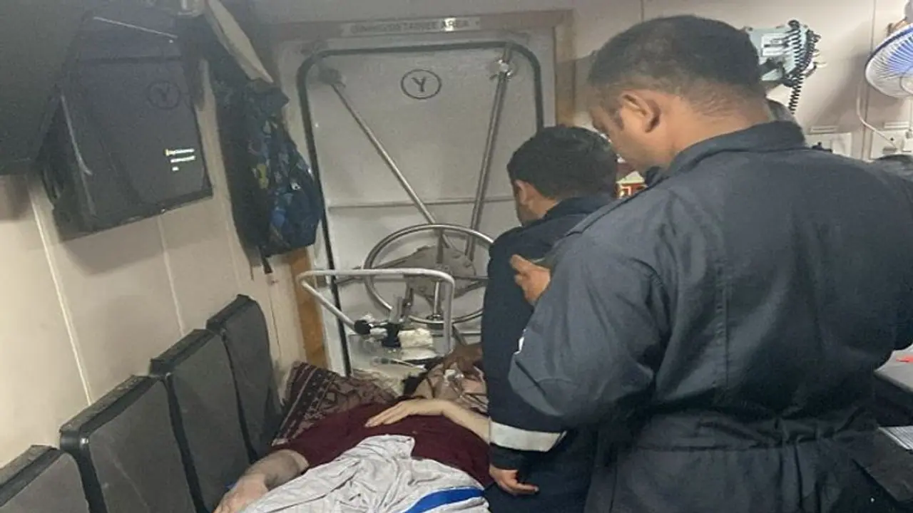 ಮಂಗಳೂರು: ಸಮುದ್ರ ಮಧ್ಯೆ ನೌಕೆಯಲ್ಲಿ ಕುಸಿದುಬಿದ್ದ ಸಿಬ್ಬಂದಿ ರಕ್ಷಿಸಿದ ಕೋಸ್ಟ್ಗಾರ್ಡ್ ತಂಡ ಮಂಗಳೂರು: ಸಮುದ್ರ ಮಧ್ಯೆ ನೌಕೆಯಲ್ಲಿ ಕುಸಿದುಬಿದ್ದ ಸಿಬ್ಬಂದಿ ರಕ್ಷಿಸಿದ ಕೋಸ್ಟ್ಗಾರ್ಡ್ ತಂಡ