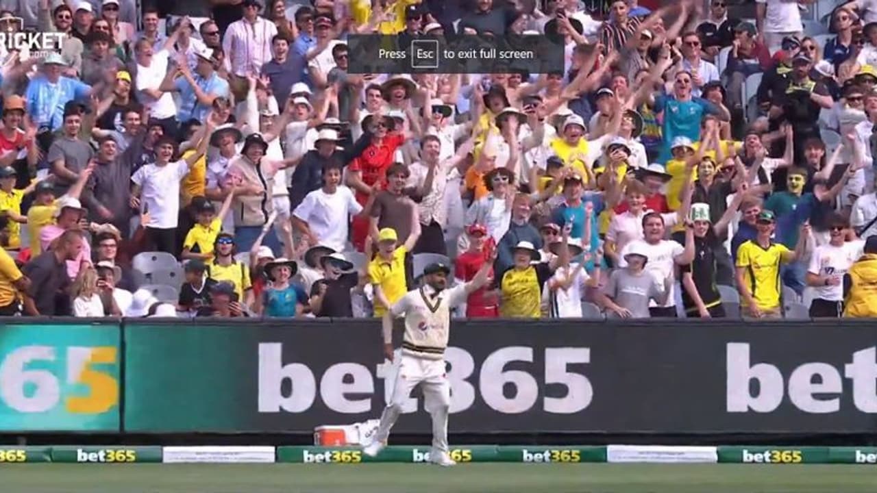 మ్యాచ్ మధ్యలోనే గ్రౌండ్ లో ప్రేక్షకులతో కలిసి స్టెప్పులేసిన క్రికెటర్.. వీడియో వైరల్ ! మ్యాచ్ మధ్యలోనే గ్రౌండ్ లో ప్రేక్షకులతో కలిసి స్టెప్పులేసిన క్రికెటర్.. వీడియో వైరల్ !