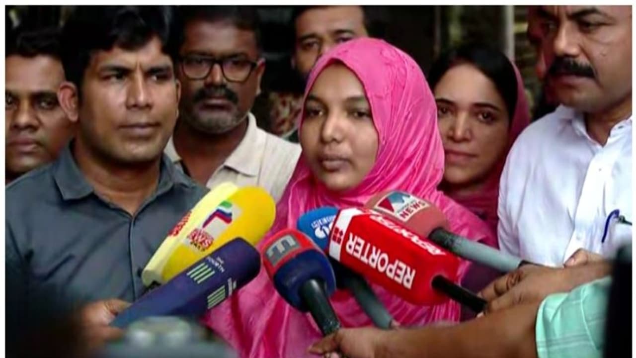 വയറ്റിൽ ശസ്ത്രക്രിയ ഉപകരണം കുടുങ്ങിയ യുവതി ചികിത്സയ്ക്കായി പണപ്പിരിവിന് ഒരുങ്ങുന്നു വയറ്റിൽ ശസ്ത്രക്രിയ ഉപകരണം കുടുങ്ങിയ യുവതി ചികിത്സയ്ക്കായി പണപ്പിരിവിന് ഒരുങ്ങുന്നു