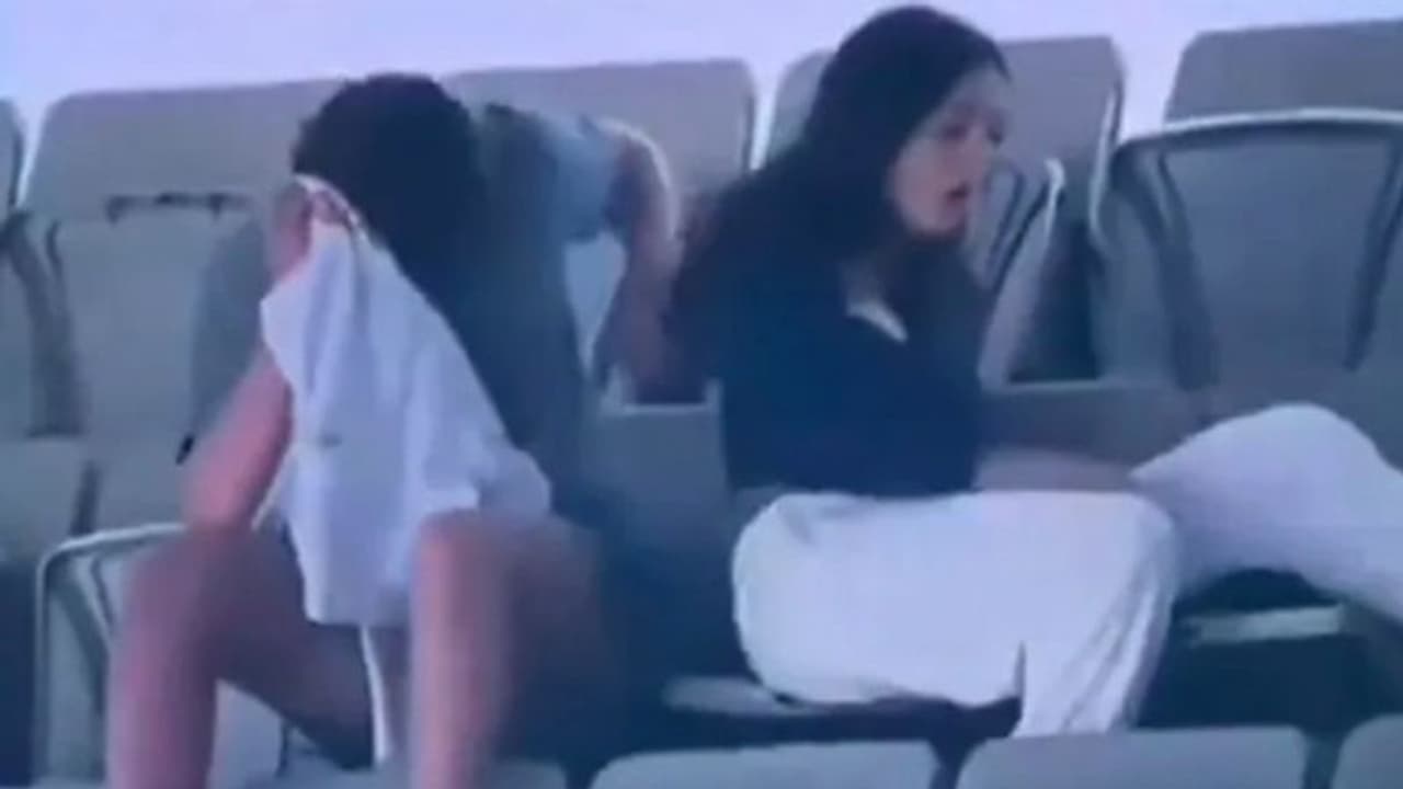 AUS vs PAK, 2nd Test: Couple caught by surprise on Day 3 at the MCG (WATCH)