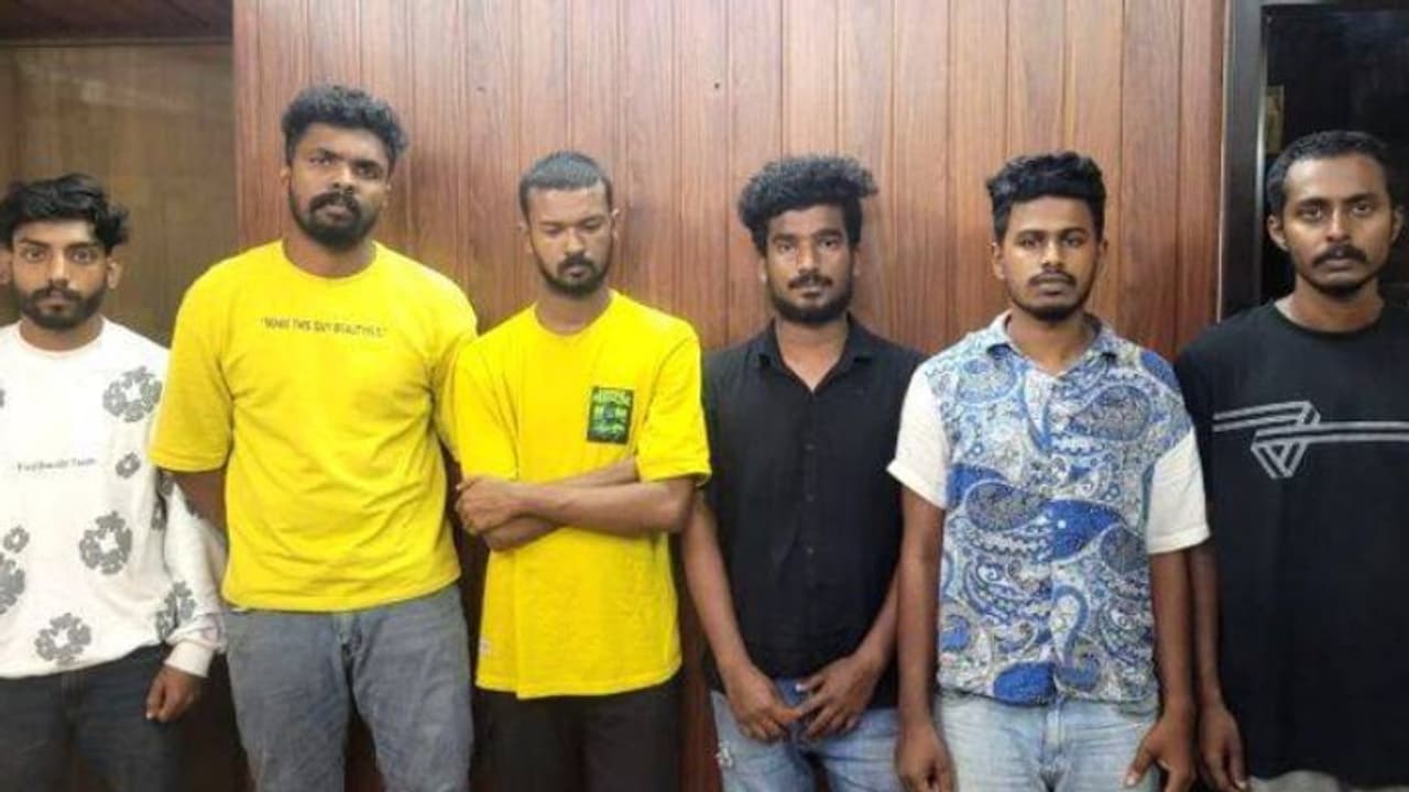 ബാറിൽ ചെറിയ തർക്കം, പക; യുവാവിനെ ഓടിച്ചിട്ട് തല്ലി, വീടിന് മുകളിൽ നിന്ന് ചവിട്ടി താഴെയിട്ടു; പ്രതികൾ പിടിയിൽ ബാറിൽ ചെറിയ തർക്കം, പക; യുവാവിനെ ഓടിച്ചിട്ട് തല്ലി, വീടിന് മുകളിൽ നിന്ന് ചവിട്ടി താഴെയിട്ടു; പ്രതികൾ പിടിയിൽ