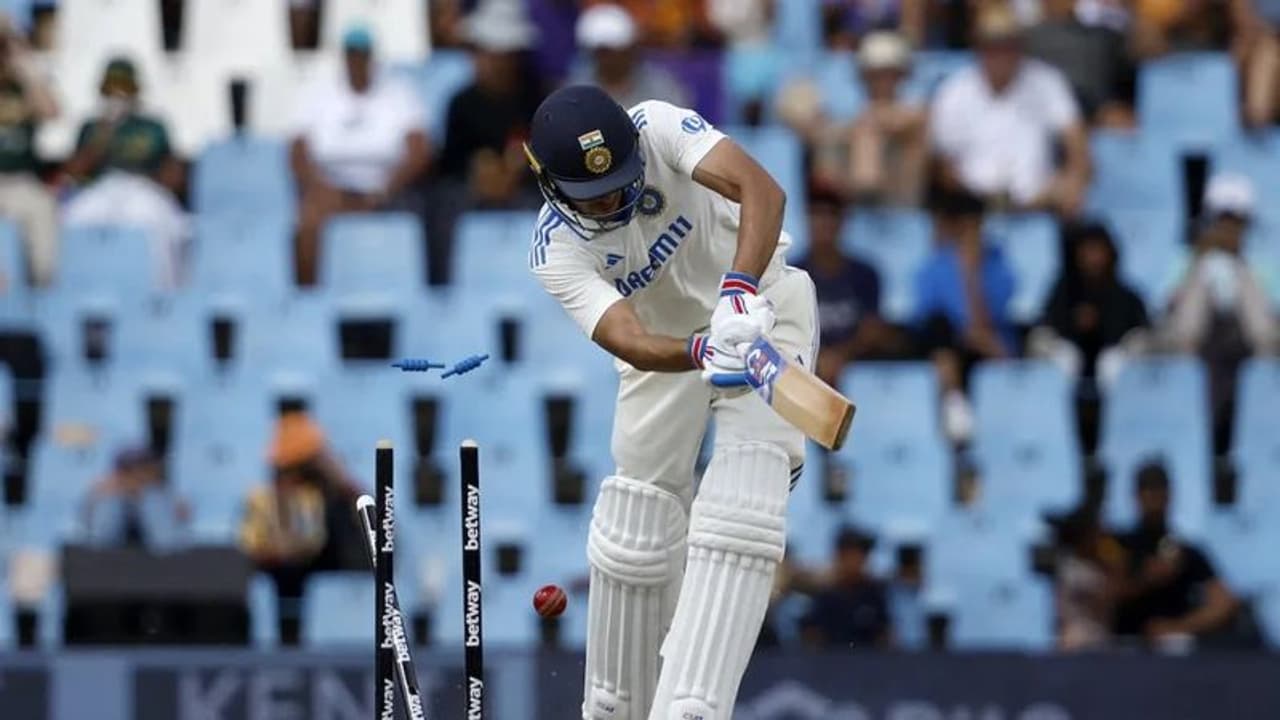 പൊരുതിയത് കോലി മാത്രം, ദക്ഷിണാഫ്രിക്കക്കെതിരെ ഇന്നിംഗ്സ് തോല്വി; നാണക്കേടിന്റെ പടുകുഴിയില് ടീം ഇന്ത്യ പൊരുതിയത് കോലി മാത്രം, ദക്ഷിണാഫ്രിക്കക്കെതിരെ ഇന്നിംഗ്സ് തോല്വി; നാണക്കേടിന്റെ പടുകുഴിയില് ടീം ഇന്ത്യ