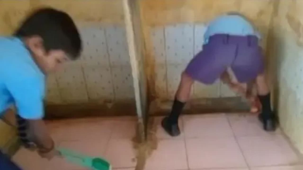 ಶಿಕ್ಷಣ ಸಚಿವರ ತವರು ಭದ್ರಾವತಿ ಶಾಲೆಯಲ್ಲೂ ಮಕ್ಕಳಿಂದ ಶೌಚಲಯ ಕ್ಲೀನ್‌: ಮುಖ್ಯ ಶಿಕ್ಷಕ ಸಸ್ಪೆಂಡ್‌