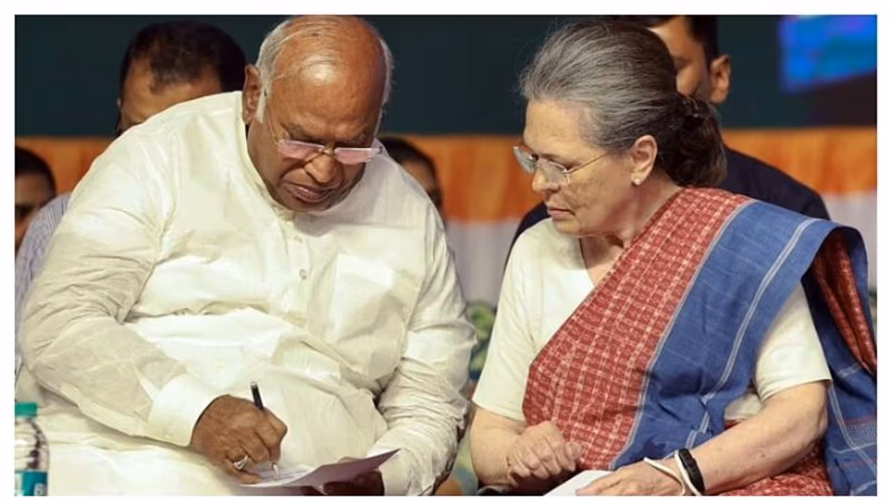 രാഹുലിന്റെയും പ്രിയങ്കയുടെയും സ്ഥാനാര്ത്ഥിത്വത്തിൽ അനിശ്ചിതത്വം: കോൺഗ്രസ് തെരഞ്ഞെടുപ്പ് സമിതി യോഗം തുടരും രാഹുലിന്റെയും പ്രിയങ്കയുടെയും സ്ഥാനാര്ത്ഥിത്വത്തിൽ അനിശ്ചിതത്വം: കോൺഗ്രസ് തെരഞ്ഞെടുപ്പ് സമിതി യോഗം തുടരും