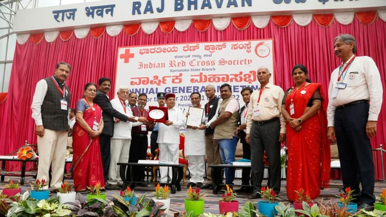 ರೆಡ್ ಕ್ರಾಸ್ ಸಂಸ್ಥೆಗೆ ರಾಜ್ಯಪಾಲರಿಂದ ಪ್ರಶಸ್ತಿ ಪ್ರದಾನ ರೆಡ್ ಕ್ರಾಸ್ ಸಂಸ್ಥೆಗೆ ರಾಜ್ಯಪಾಲರಿಂದ ಪ್ರಶಸ್ತಿ ಪ್ರದಾನ