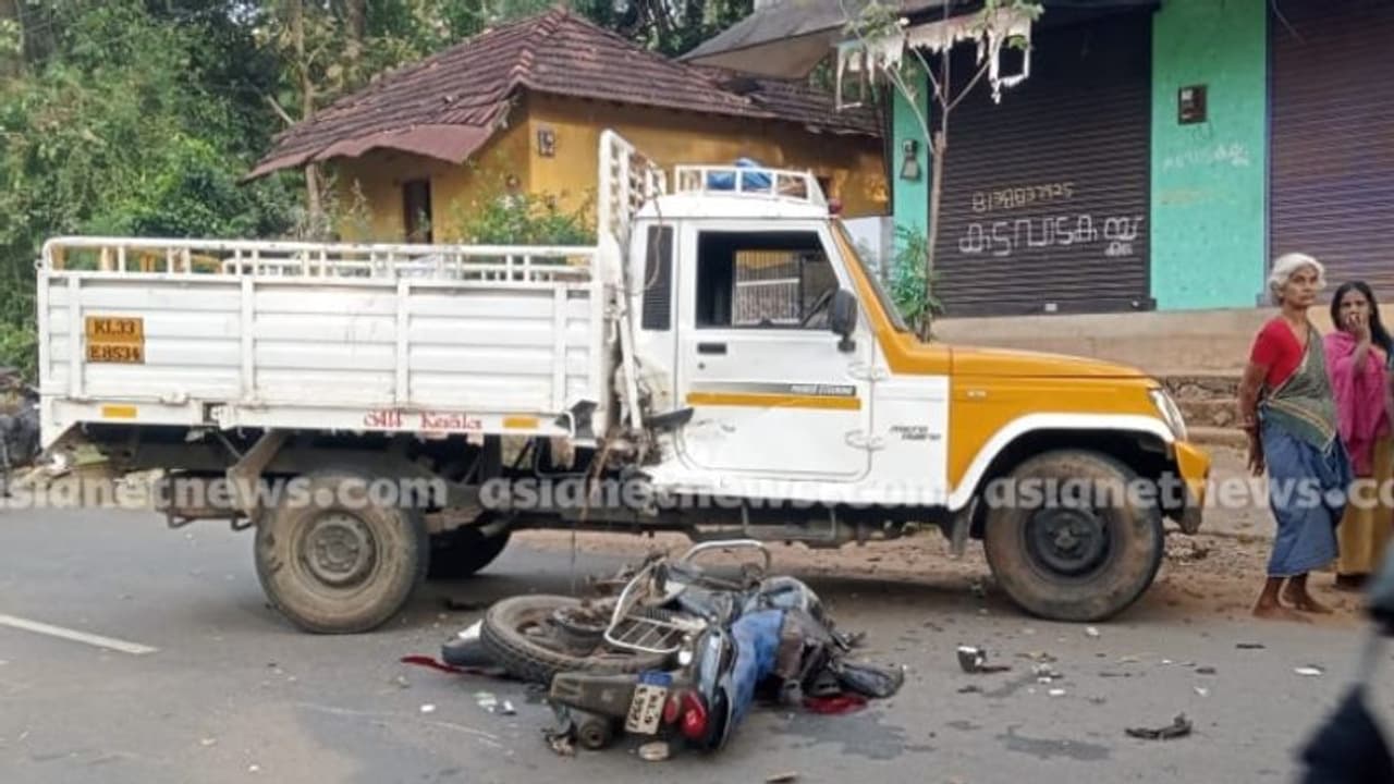പാലക്കാട് പിക്കപ്പ് വാനും ബൈക്കും കൂട്ടിയിടിച്ച് അപകടം; ബൈക്ക് യാത്രികര് മരിച്ചു പാലക്കാട് പിക്കപ്പ് വാനും ബൈക്കും കൂട്ടിയിടിച്ച് അപകടം; ബൈക്ക് യാത്രികര് മരിച്ചു