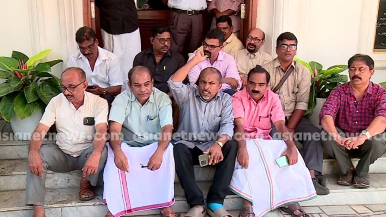 സിനഡ് കുര്‍ബാന പൂര്‍ണമായും നടപ്പാക്കണം: എറണാകുളത്ത് ഏകീകൃത കുര്‍ബാന അനുകൂലികളുടെ പ്രതിഷേധം