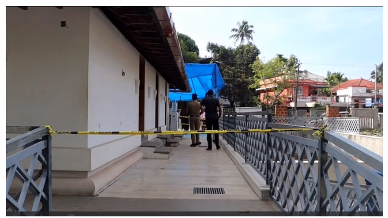 പകൽ ആന പാപ്പാൻ, ബസ് ക്ലീനർ; ചേരമാൻ പള്ളിയിൽ കയറിയത് മോഷണത്തിന്; പക്ഷേ സിസിടിവിയിൽ കുടുങ്ങി പകൽ ആന പാപ്പാൻ, ബസ് ക്ലീനർ; ചേരമാൻ പള്ളിയിൽ കയറിയത് മോഷണത്തിന്; പക്ഷേ സിസിടിവിയിൽ കുടുങ്ങി