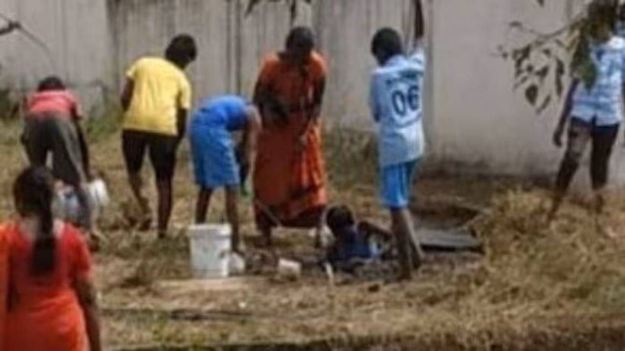 അധ്യാപകർ വിദ്യാർത്ഥികളെക്കൊണ്ട് ടോയ്ലെറ്റും ടാങ്കും വൃത്തിയാക്കിപ്പിച്ചു, കർണാടകയിൽ ഒരു മാസത്തിനിടെ 3 സംഭവം അധ്യാപകർ വിദ്യാർത്ഥികളെക്കൊണ്ട് ടോയ്ലെറ്റും ടാങ്കും വൃത്തിയാക്കിപ്പിച്ചു, കർണാടകയിൽ ഒരു മാസത്തിനിടെ 3 സംഭവം