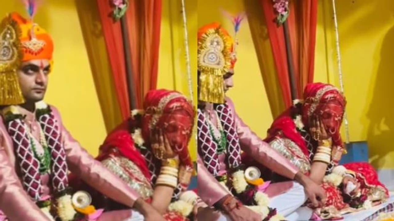 സ്വന്തം കല്ല്യാണമല്ലേ, ഇങ്ങനെയുറങ്ങാമോ? ചടങ്ങില് ഉറങ്ങിപ്പോയ വധുവിനെ തട്ടിയെഴുന്നേൽപ്പിച്ച് വരൻ സ്വന്തം കല്ല്യാണമല്ലേ, ഇങ്ങനെയുറങ്ങാമോ? ചടങ്ങില് ഉറങ്ങിപ്പോയ വധുവിനെ തട്ടിയെഴുന്നേൽപ്പിച്ച് വരൻ