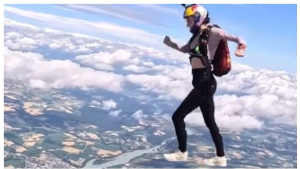 ഇതെങ്ങനെ സാധിക്കുന്നു?; 'സ്ക്രൈ ഡൈവിംഗി'നിടെ 'സ്കൈ വാക്ക്' നടത്തുന്ന വീഡിയോ കണ്ട് കണ്ണ് തള്ളി സോഷ്യല്‍ മീഡിയ !