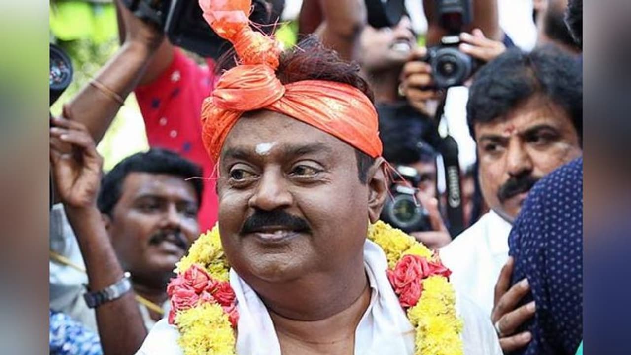 கம்பீரக் குரலோடு பொறிபறக்க டயலாக் பேசிய விஜயகாந்த்... கேப்டனின் கடைசி பட ஷூட்டிங் வீடியோ இதோ கம்பீரக் குரலோடு பொறிபறக்க டயலாக் பேசிய விஜயகாந்த்... கேப்டனின் கடைசி பட ஷூட்டிங் வீடியோ இதோ