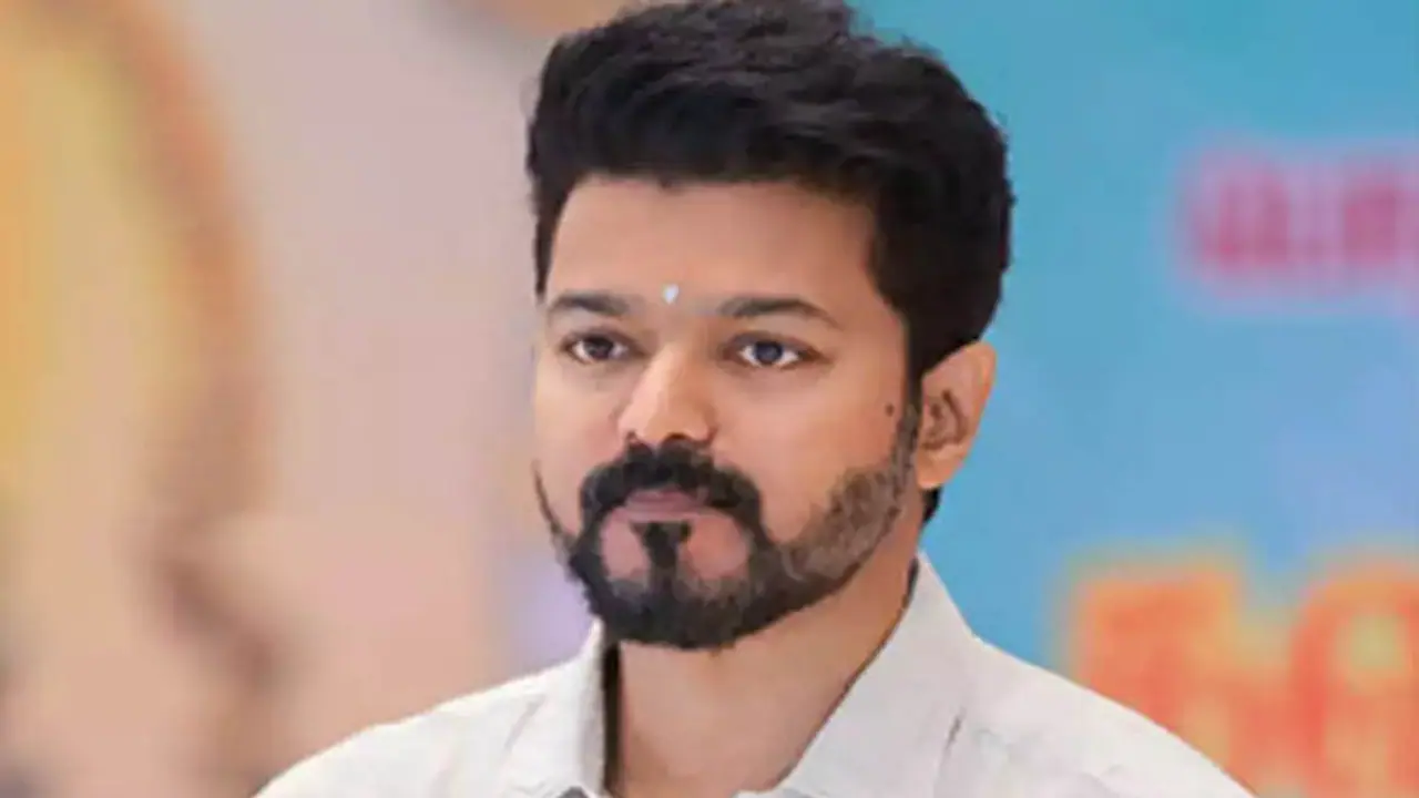 ಚೆನ್ನೈನಲ್ಲಿ ಖ್ಯಾತ ನಟ ದಳಪತಿ ವಿಜಯ್ ಮೇಲೆ ಚಪ್ಪಲಿ ಎಸೆತ; ಕಿಡಿಗೇಡಿ ವಿರುದ್ಧ ತೀವ್ರಗೊಂಡ ಆಕ್ರೋಶ