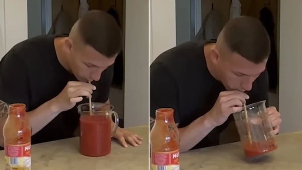 സോസ് കുടിച്ച് ലോക റെക്കോര്ഡ് കരസ്ഥമാക്കി യുവാവ്; വീഡിയോ... സോസ് കുടിച്ച് ലോക റെക്കോര്ഡ് കരസ്ഥമാക്കി യുവാവ്; വീഡിയോ...