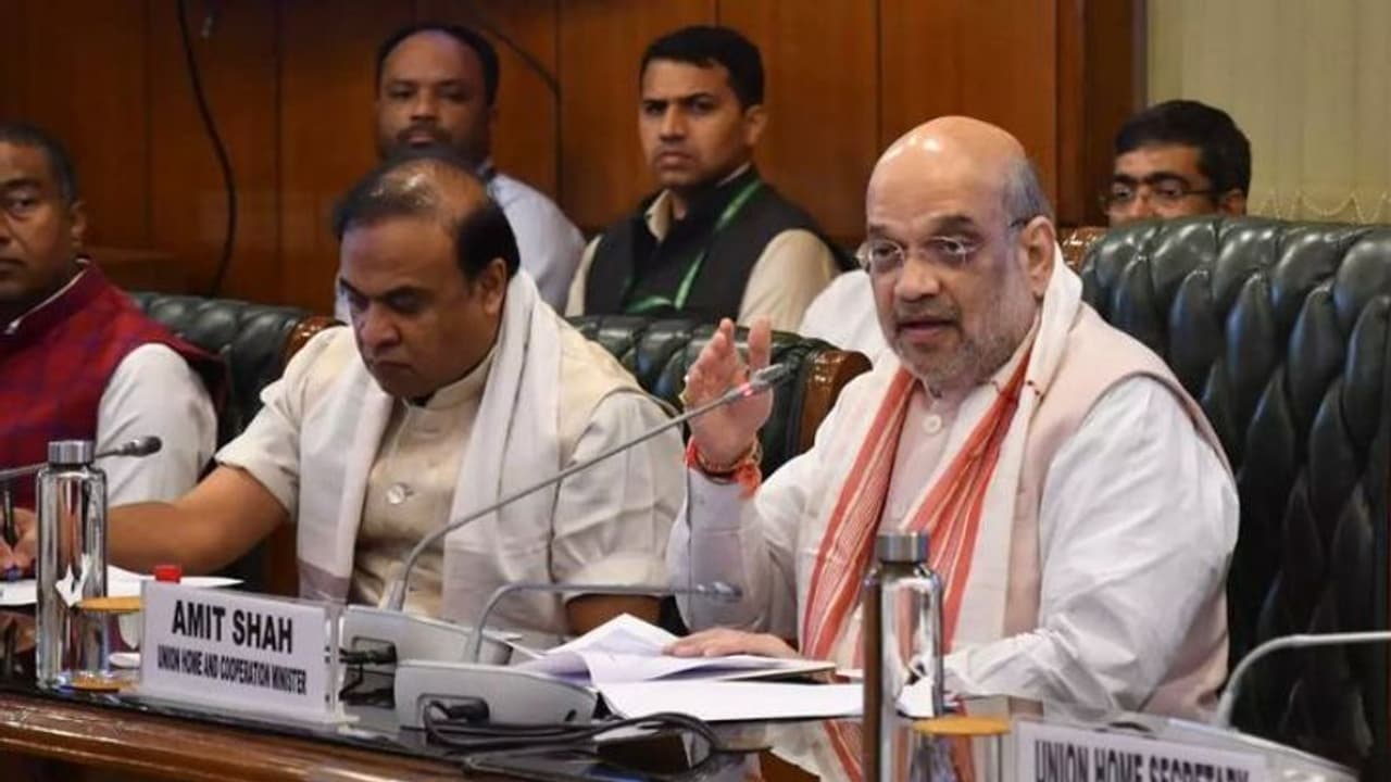 அமித்ஷா முன்னிலையில் அசாமின் ஐக்கிய விடுதலை முன்னணி பேச்சுக் குழு அமைதி ஒப்பந்தத்தில் கையெழுத்து.. அமித்ஷா முன்னிலையில் அசாமின் ஐக்கிய விடுதலை முன்னணி பேச்சுக் குழு அமைதி ஒப்பந்தத்தில் கையெழுத்து..