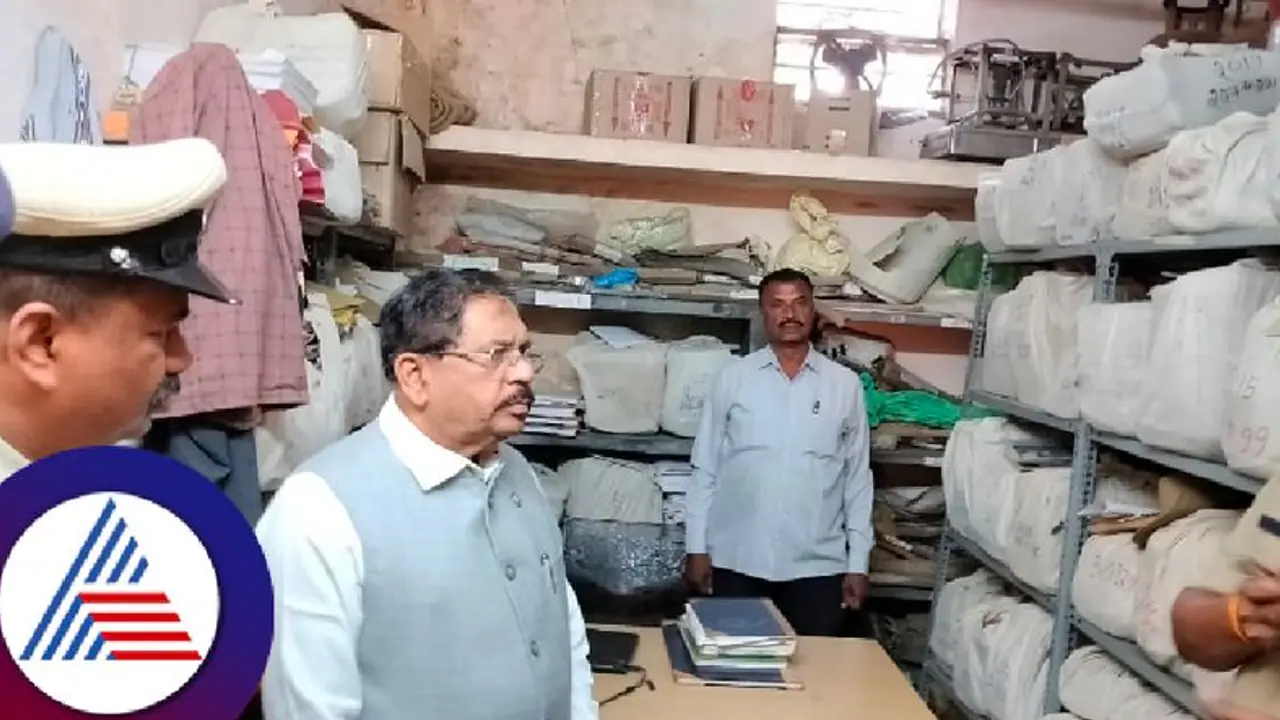 ತುಮಕೂರು: ಪೊಲೀಸ್ ಠಾಣೆಗೆ ಗೃಹ ಸಚಿವ ದಿಢೀರ್ ಭೇಟಿ , ಕಡತಗಳ ಪರಿಶೀಲನೆ ತುಮಕೂರು: ಪೊಲೀಸ್ ಠಾಣೆಗೆ ಗೃಹ ಸಚಿವ ದಿಢೀರ್ ಭೇಟಿ , ಕಡತಗಳ ಪರಿಶೀಲನೆ