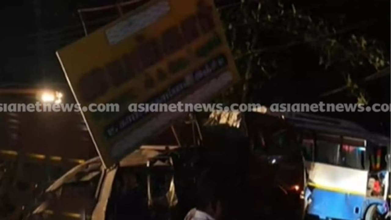 തമിഴ്നാട്ടിൽ അപകടത്തിൽ അഞ്ച് ശബരിമല തീര്ത്ഥാടകര് മരിച്ചു; 19 പേര്ക്ക് പരിക്കേറ്റു തമിഴ്നാട്ടിൽ അപകടത്തിൽ അഞ്ച് ശബരിമല തീര്ത്ഥാടകര് മരിച്ചു; 19 പേര്ക്ക് പരിക്കേറ്റു