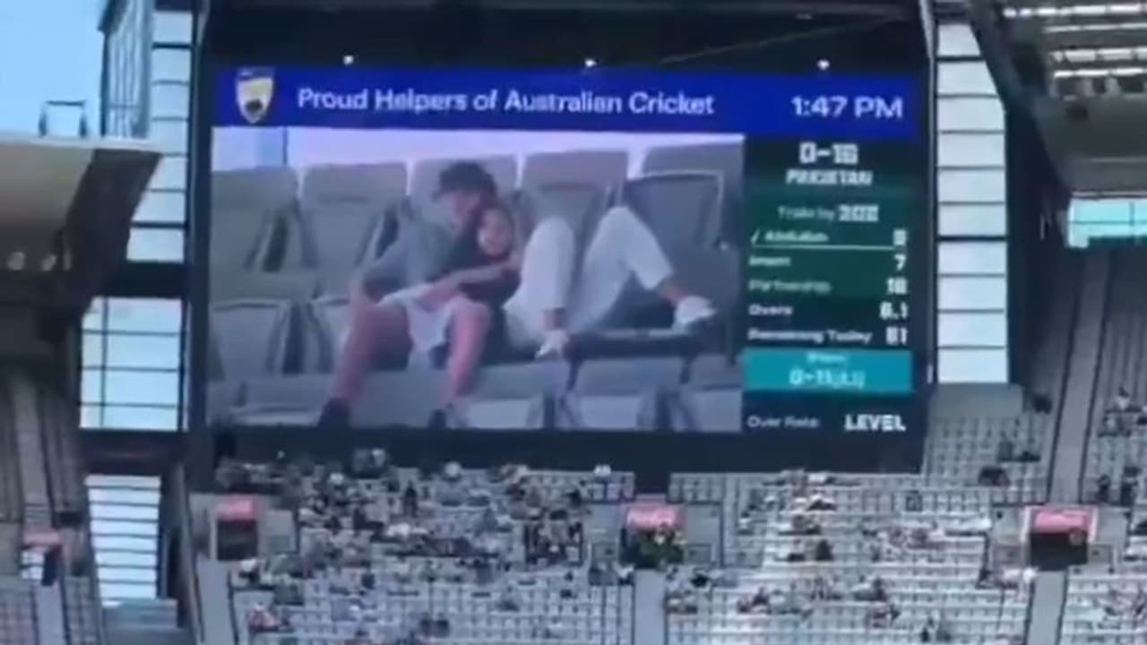 ക്യാമറാമാന്റെ ശ്രദ്ധ കളിയിലല്ല, ഗ്യാലറിയിൽ; കമിതാക്കളുടെ ഇന്റിമേറ്റ് നിമിഷം സ്റ്റേഡിയത്തിലെ ബിഗ് സ്ക്രീനിൽ! ക്യാമറാമാന്റെ ശ്രദ്ധ കളിയിലല്ല, ഗ്യാലറിയിൽ; കമിതാക്കളുടെ ഇന്റിമേറ്റ് നിമിഷം സ്റ്റേഡിയത്തിലെ ബിഗ് സ്ക്രീനിൽ!