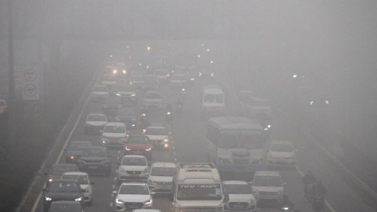 வட இந்தியாவில் அடர்ந்த பனிமூட்டம்.. ரெட் அலெர்ட் விடுத்த IMD விமானம் மற்றும் ரயில்கள் இயக்குவதில் சிக்கல்! வட இந்தியாவில் அடர்ந்த பனிமூட்டம்.. ரெட் அலெர்ட் விடுத்த IMD விமானம் மற்றும் ரயில்கள் இயக்குவதில் சிக்கல்!