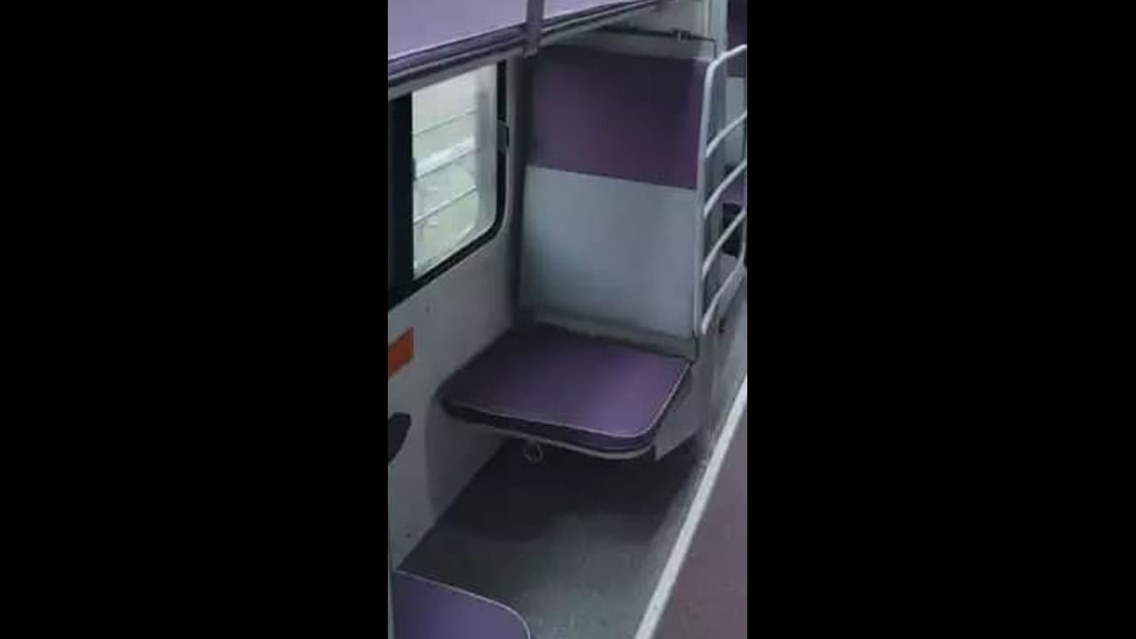 రైలులో సీటు కోసం గొడవ: వ్యక్తిని నిలదీసిన మహిళలు, నెట్టింట వైరల్ రైలులో సీటు కోసం గొడవ: వ్యక్తిని నిలదీసిన మహిళలు, నెట్టింట వైరల్