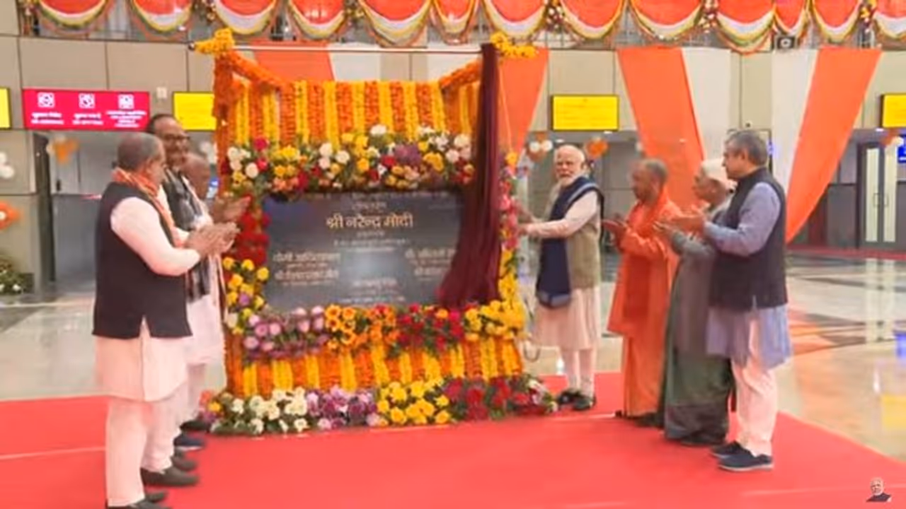 ಅಯೋಧ್ಯಾ ಧಾಮ್ ಜಂಕ್ಷನ್ ರೈಲು ನಿಲ್ದಾಣ ಉದ್ಘಾಟಿಸಿದ ಮೋದಿ: ರಾಜ್ಯಕ್ಕೂ 3 ರೈಲುಗಳ ಗಿಫ್ಟ್‌ ನೀಡಿದ ಪ್ರಧಾನಿ