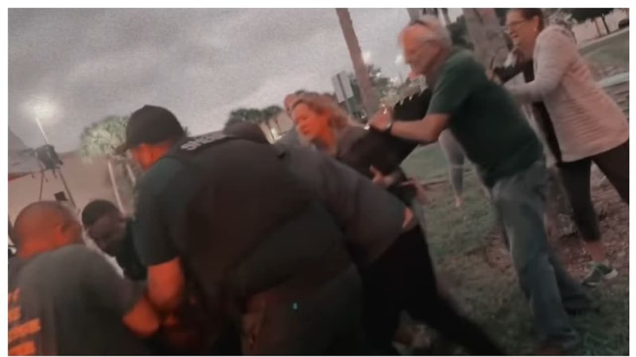 'അമ്പമ്പോ എന്തൊരു ഭാരം'; ഷോപ്പിംഗ് മാളിൽ നിന്നും പിടികൂടിയ മുതലയ്ക്ക് 272 കിലോഗ്രാം ഭാരം, 12 അടി നീളം !