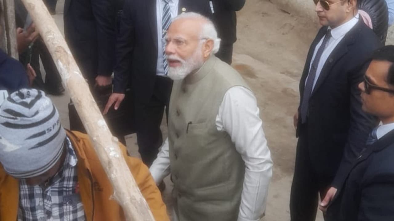 அயோத்தியில் உஜ்வாலா திட்ட பயனாளியின் வீட்டில் தேநீர் அருந்திய பிரதமர் மோடி..