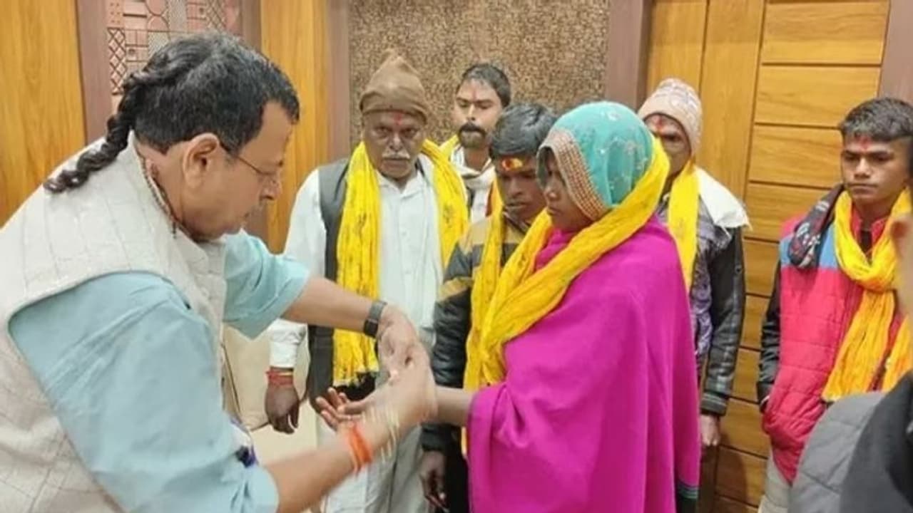 ಹಿಂದು ಧರ್ಮಕ್ಕೆ ಸೇರಿದ 9 ಸದಸ್ಯರ ಮುಸ್ಲಿಂ ಕುಟುಂಬ! ಹಿಂದು ಧರ್ಮಕ್ಕೆ ಸೇರಿದ 9 ಸದಸ್ಯರ ಮುಸ್ಲಿಂ ಕುಟುಂಬ!