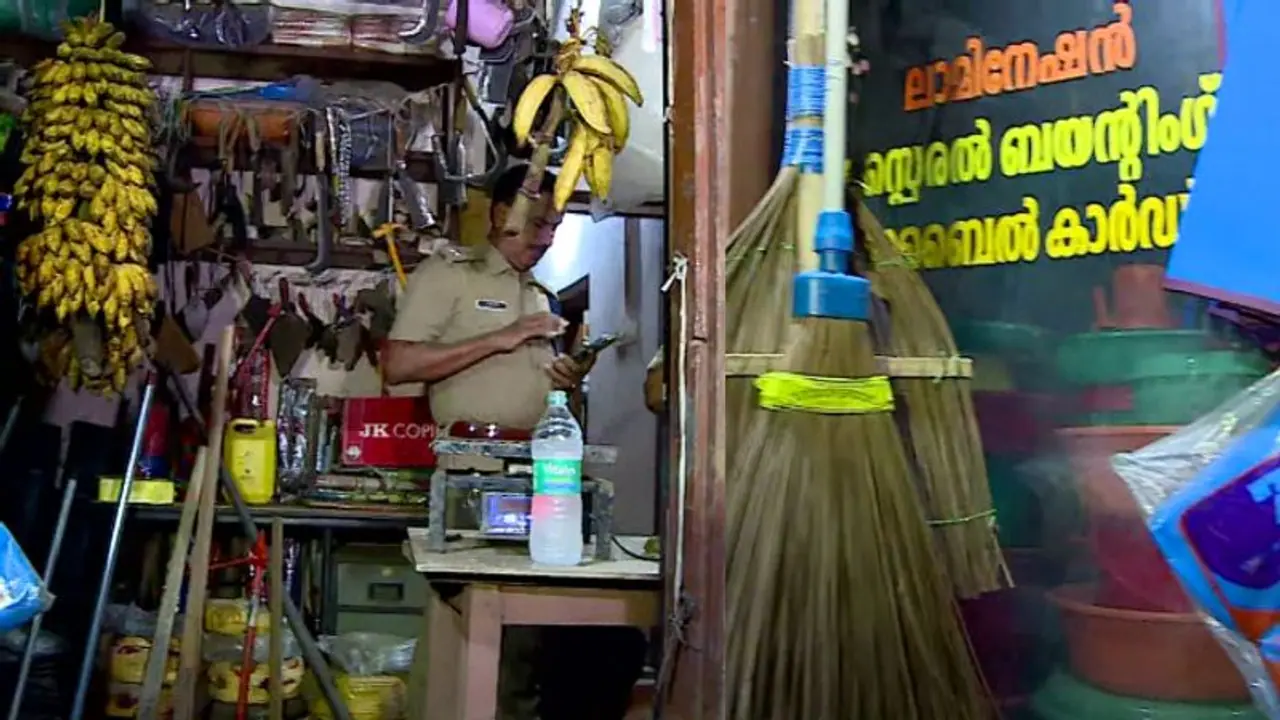 'വായില് തുണി തിരുകി, കൈകാലുകള് വരിഞ്ഞുകെട്ടി', വ്യാപാരിയെ കടയ്ക്കുള്ളില് മരിച്ച നിലയില് കണ്ടെത്തി, ദുരൂഹത 'വായില് തുണി തിരുകി, കൈകാലുകള് വരിഞ്ഞുകെട്ടി', വ്യാപാരിയെ കടയ്ക്കുള്ളില് മരിച്ച നിലയില് കണ്ടെത്തി, ദുരൂഹത