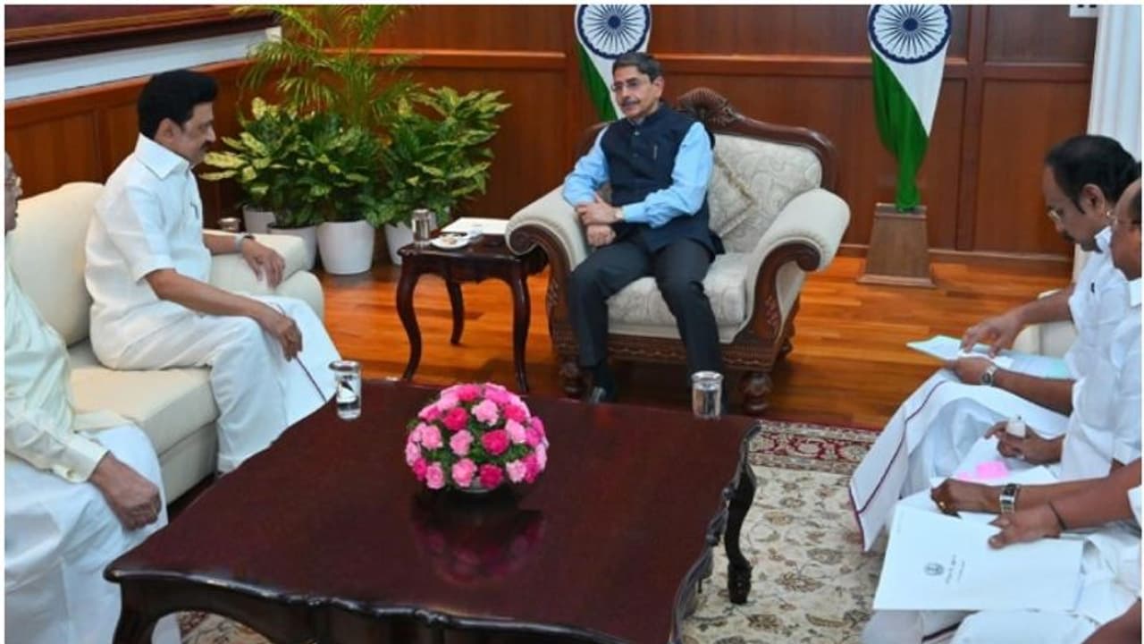  ആകാംക്ഷ ഉയർത്തിയ സന്ദർശനം; പൊട്ടിത്തറികൾക്കിടെ നേരിട്ടെത്തി ഗവർണറെ കണ്ട് മുഖ്യമന്ത്രി സ്റ്റാലിൻ