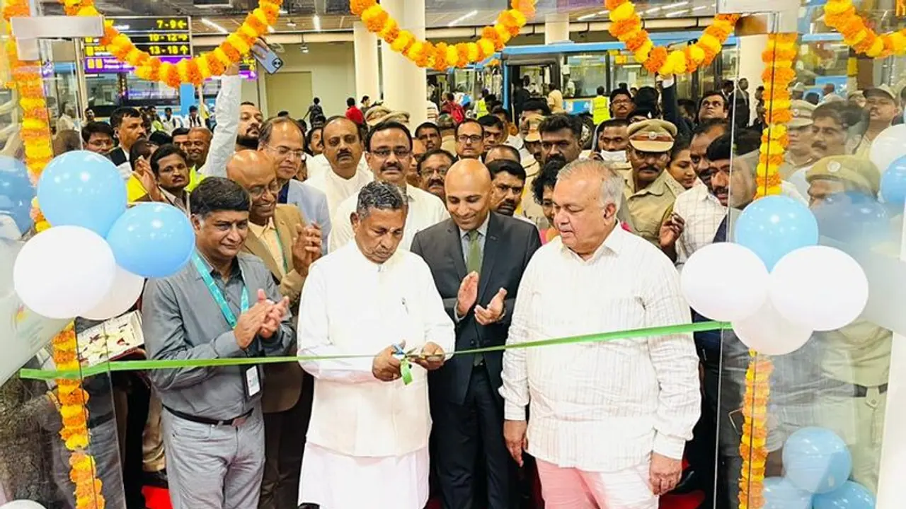 ಕೆಂಪೇಗೌಡ ವಿಮಾನ ನಿಲ್ದಾಣದಲ್ಲಿ ಬಿಎಂಟಿಸಿ ಬಸ್ ನಿಲ್ದಾಣ ಲೋಕಾರ್ಪಣೆ: ರಾಮಲಿಂಗಾರೆಡ್ಡಿ, ಮುನಿಯಪ್ಪ ಭಾಗಿ ಕೆಂಪೇಗೌಡ ವಿಮಾನ ನಿಲ್ದಾಣದಲ್ಲಿ ಬಿಎಂಟಿಸಿ ಬಸ್ ನಿಲ್ದಾಣ ಲೋಕಾರ್ಪಣೆ: ರಾಮಲಿಂಗಾರೆಡ್ಡಿ, ಮುನಿಯಪ್ಪ ಭಾಗಿ