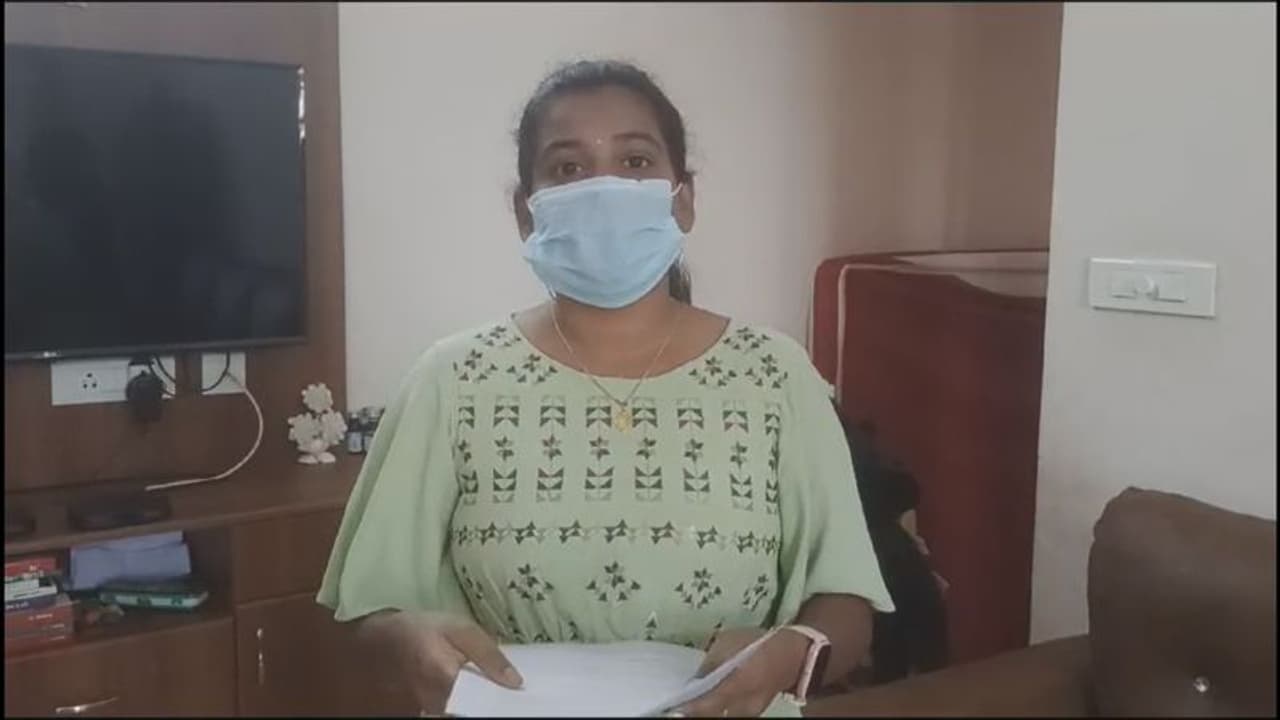 சோதனை என்ற பெயரில் வீட்டிற்குள் புகுந்து நகை, பணத்தை அள்ளிச்சென்ற போலீஸ்; கோவையில் இளம்பெண் பரபரப்பு புகார் சோதனை என்ற பெயரில் வீட்டிற்குள் புகுந்து நகை, பணத்தை அள்ளிச்சென்ற போலீஸ்; கோவையில் இளம்பெண் பரபரப்பு புகார்