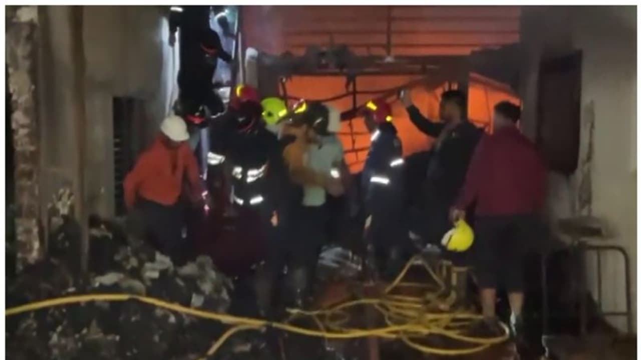 CMR Shopping mall: CMR షాపింగ్ మాల్ లో భారీ అగ్ని ప్రమాదం.. CMR Shopping mall: CMR షాపింగ్ మాల్ లో భారీ అగ్ని ప్రమాదం..