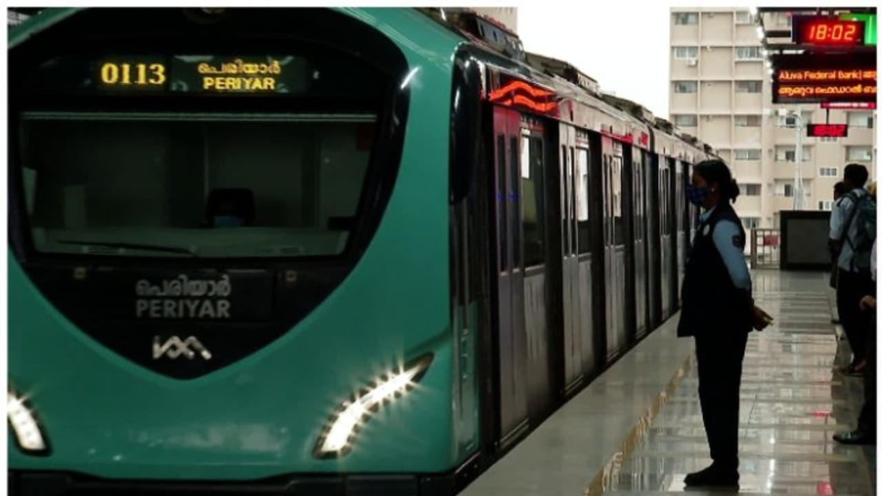 യാത്രക്കാരുടെ എണ്ണം കൂടി; 12 അധിക ട്രിപ്പുകളുമായി കൊച്ചി മെട്രോ, തിരക്കുള്ളപ്പോൾ 7 മിനിട്ട് ഇടവേളയിൽ സർവീസ് യാത്രക്കാരുടെ എണ്ണം കൂടി; 12 അധിക ട്രിപ്പുകളുമായി കൊച്ചി മെട്രോ, തിരക്കുള്ളപ്പോൾ 7 മിനിട്ട് ഇടവേളയിൽ സർവീസ്