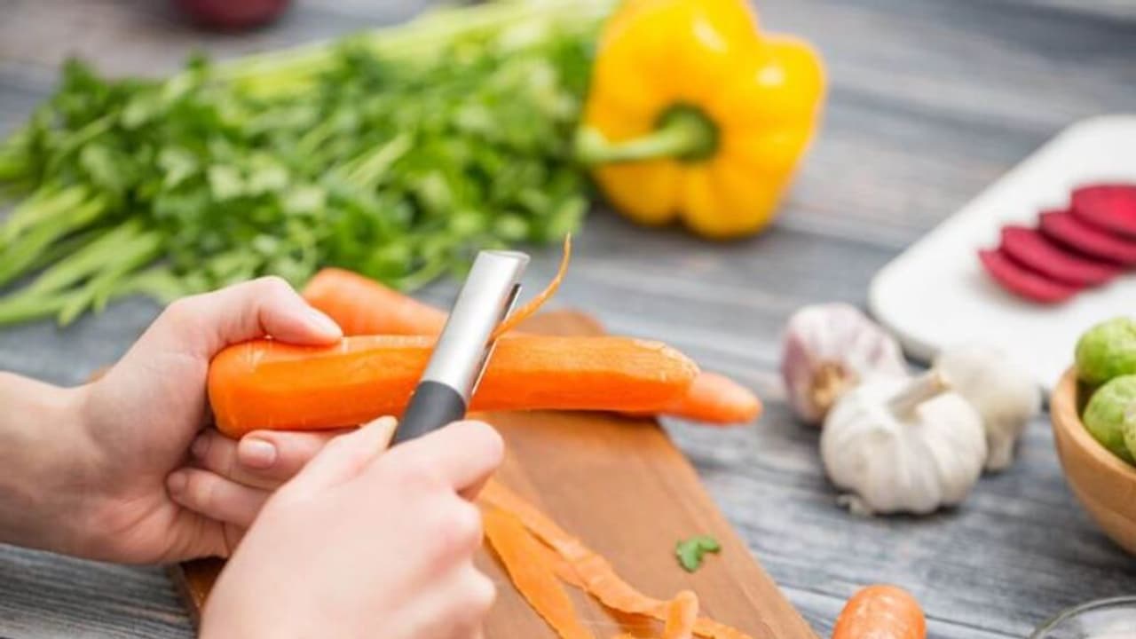 തൊലി കളയാതെ കഴിക്കാം ഈ ആറ് പച്ചക്കറികള്... തൊലി കളയാതെ കഴിക്കാം ഈ ആറ് പച്ചക്കറികള്...