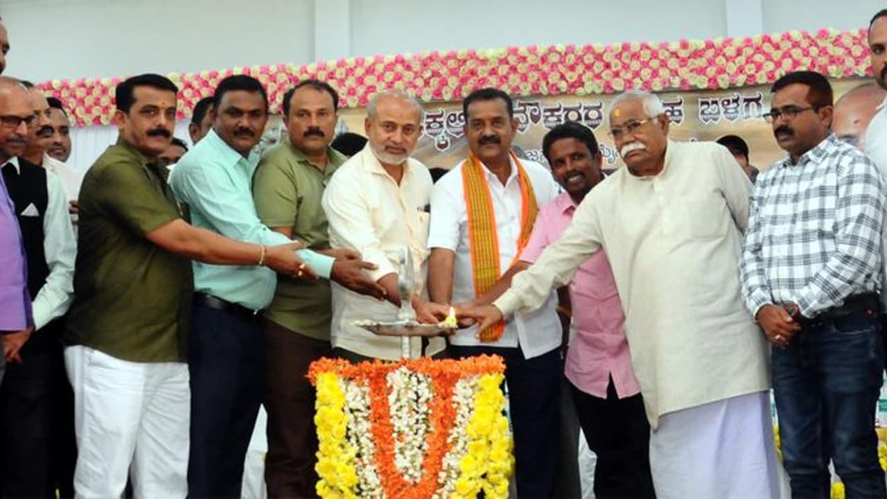 ಕುವೆಂಪು ತತ್ತ್ವ ಸಿದ್ಧಾಂತ ಚಾಚೂತಪ್ಪದೆ ಪಾಲಿಸಬೇಕು ಸಾ.ರಾ. ಮಹೇಶ್ ಕುವೆಂಪು ತತ್ತ್ವ ಸಿದ್ಧಾಂತ ಚಾಚೂತಪ್ಪದೆ ಪಾಲಿಸಬೇಕು ಸಾ.ರಾ. ಮಹೇಶ್