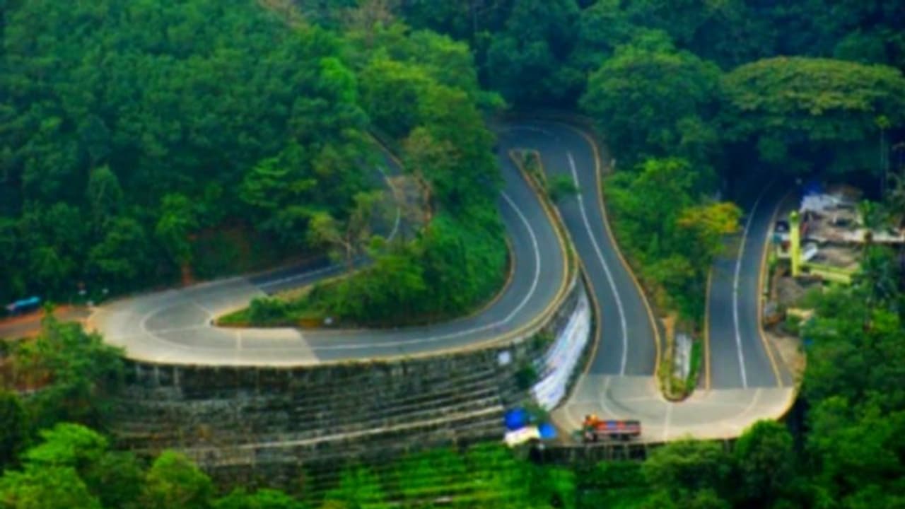 ആദ്യം ഒരു ലോറി മറിഞ്ഞു, പിന്നാലെ മറ്റൊരു ലോറിയുടെ ടയറ് പൊട്ടി; താമരശ്ശേരി ചുരത്തിൽ ഗതാഗതം സ്തംഭിച്ചു