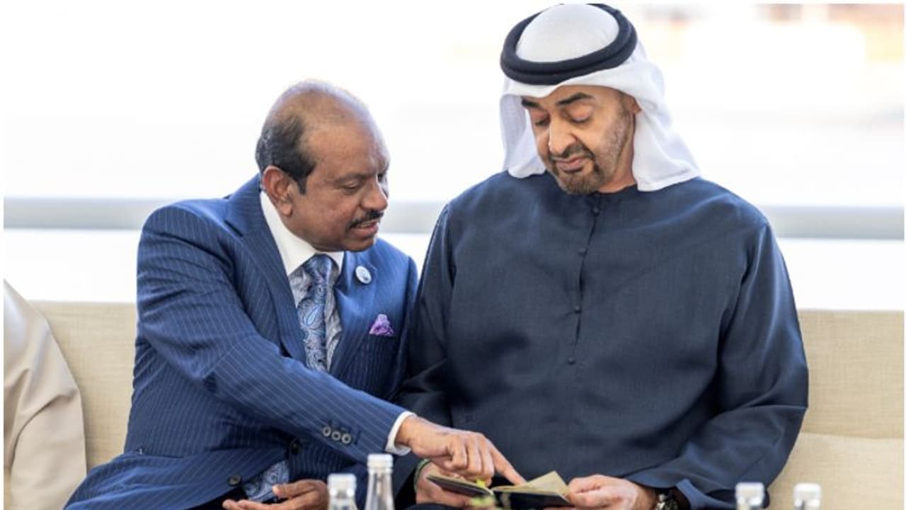 തൻറെ 50 വർഷം പഴക്കമുള്ള 'നിധി' യുഎഇ പ്രസിഡൻറിൻറെ കൊട്ടാരത്തിലെത്തി കാണിച്ച് യൂസഫലി; കൗതുകത്തോടെ ശൈഖ് മുഹമ്മദ് തൻറെ 50 വർഷം പഴക്കമുള്ള 'നിധി' യുഎഇ പ്രസിഡൻറിൻറെ കൊട്ടാരത്തിലെത്തി കാണിച്ച് യൂസഫലി; കൗതുകത്തോടെ ശൈഖ് മുഹമ്മദ്