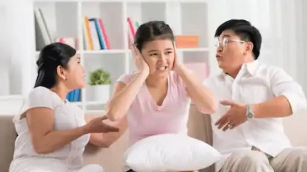 മുത്തശ്ശിയുടെ സ്വത്ത് വേണം, യുവതി മാതാപിതാക്കളോട് ചെയ്തത് കണ്ടോ? മുത്തശ്ശിയുടെ സ്വത്ത് വേണം, യുവതി മാതാപിതാക്കളോട് ചെയ്തത് കണ്ടോ?