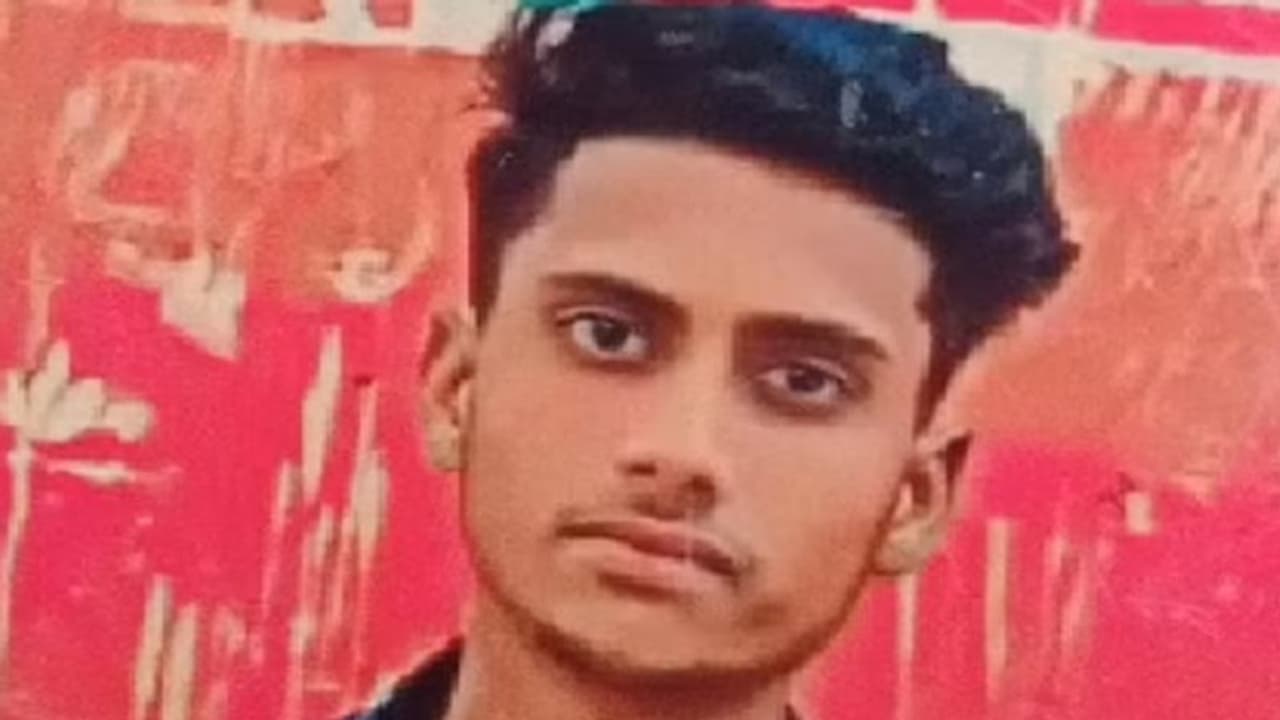 ക്രിക്കറ്റ് കളിക്കുന്നതിനിടെ 'തണുത്തവെള്ളം കുടിച്ചു', പിന്നാലെ അബോധാവസ്ഥയിലായ 17കാരന് മരിച്ചു ക്രിക്കറ്റ് കളിക്കുന്നതിനിടെ 'തണുത്തവെള്ളം കുടിച്ചു', പിന്നാലെ അബോധാവസ്ഥയിലായ 17കാരന് മരിച്ചു